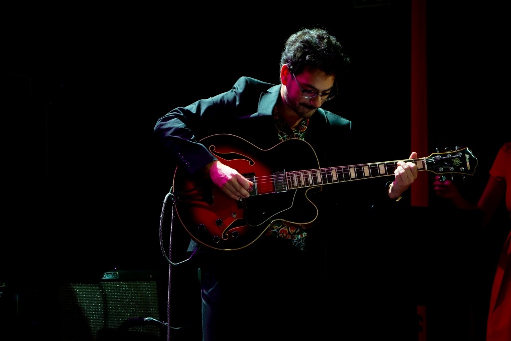 Bruno Pernadas toca guitarra elétrica.