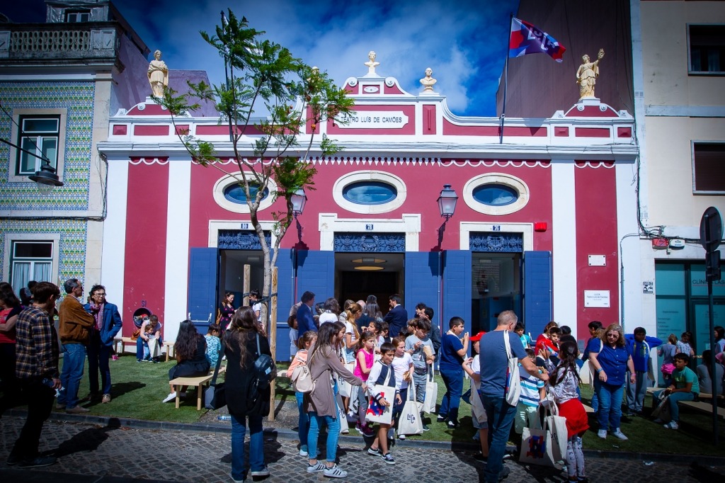 Crianças e adultos convivem em frente à fachada do Luca - Teatro Luís de Camões.