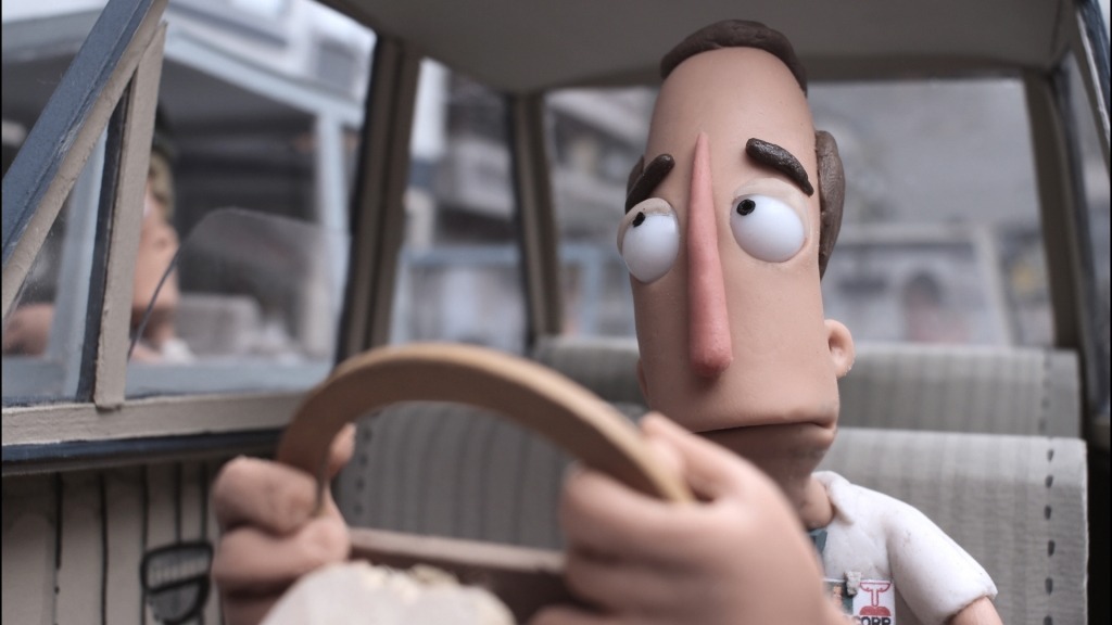 Still de filme de animação que mostra um homem a conduzir um carro.