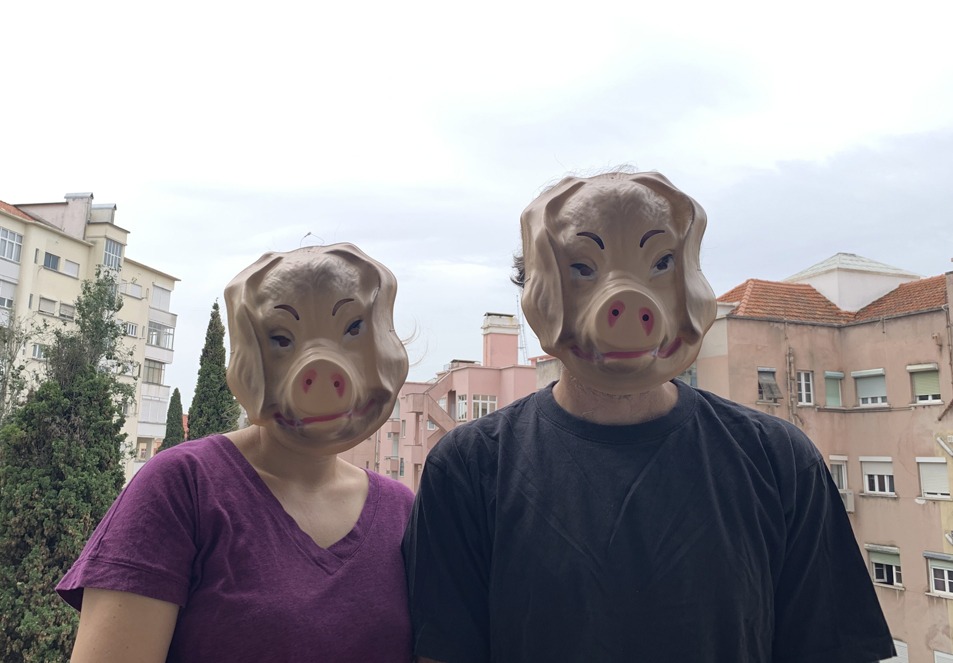 duas pessoas com máscaras de porco