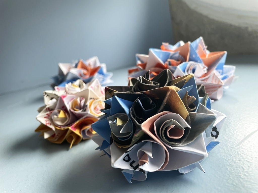 Três flores de papel criadas com a técnica origami