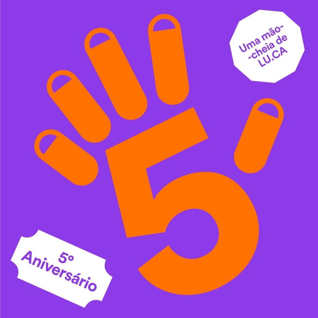 Montagem laranja sobre fundo roxo, na qual o número 5 simula a palma de uma mão e cinco formas em volta sugerem ser cinco dedos esticados. De lado pode ler-se “5.º Aniversário” e “Uma mão-cheia de LUCA”