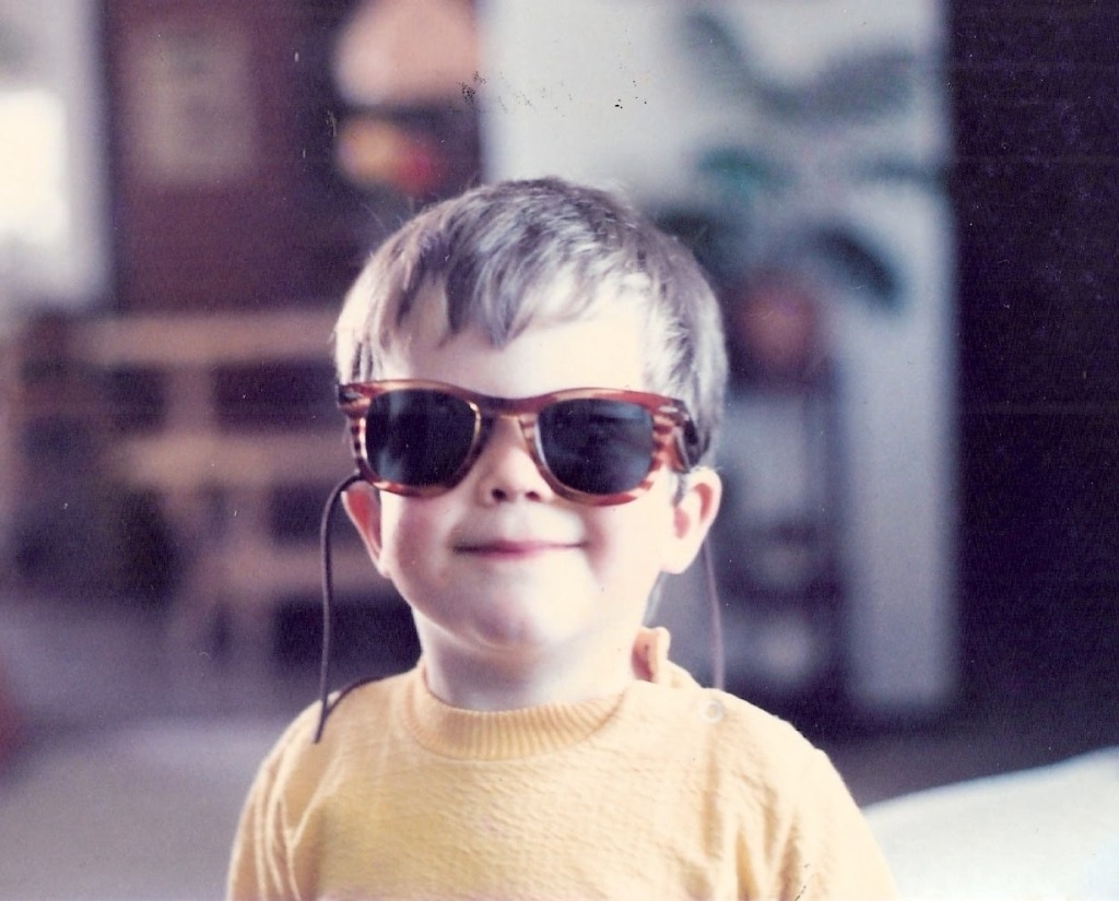 Fotografia de B Fachada em criança de óculos escuros e a sorrir
