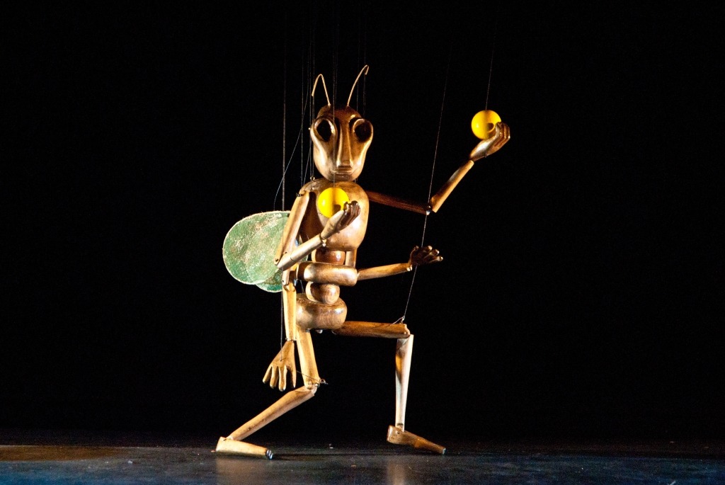Marioneta de inseto simula malabarismo com bolas