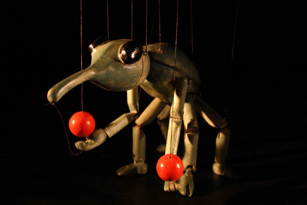 Marioneta de um escaravelho com duas bolas vermelhas nas patas
