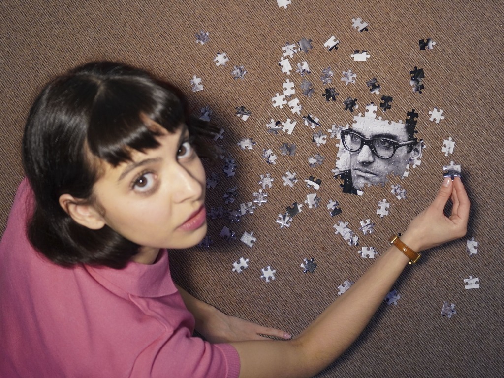 Actress Malu Vilas Boas looking up while doing a puzzle with Alexandre O