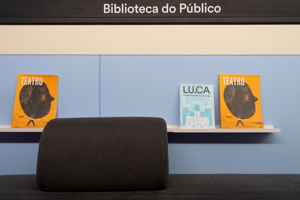 Estante com livros e, na parte superior, a identificação: Biblioteca do Público