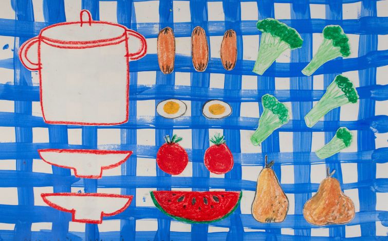 ilustração em fundo quadriculado azul com alguns alimentos como brocolos, peras, melancia, tomate, ovo e cenoura. E utensilios de cozinha, como pratos e um tacho.