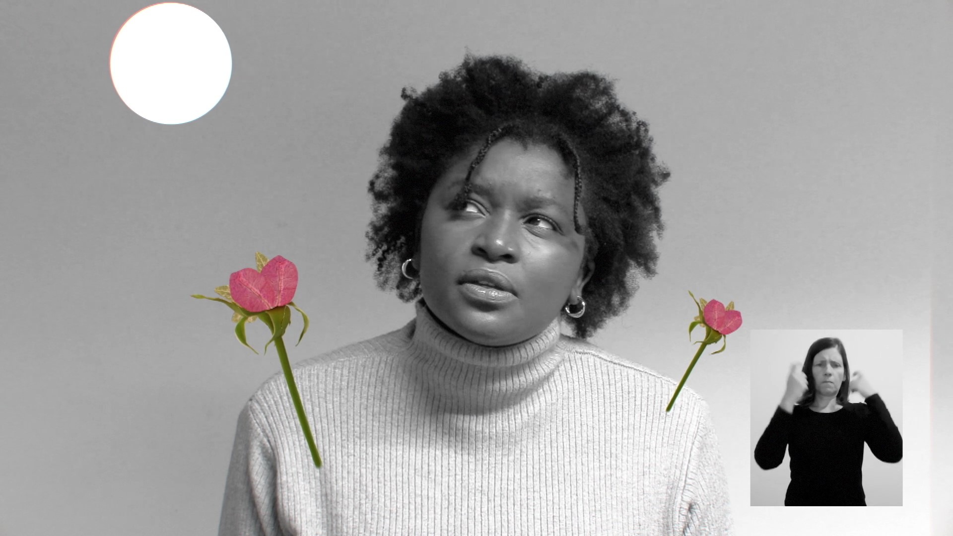 Atriz ao centro com duas flores ilustradas em cada um dos lados