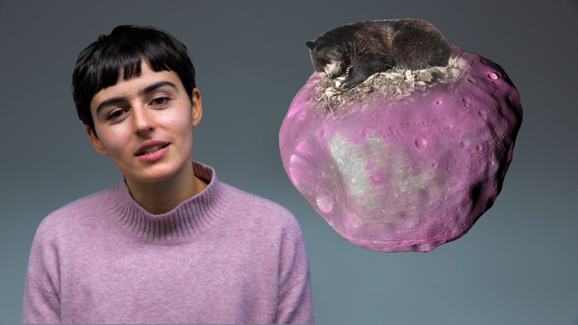 Atriz com um gato deitado sobre uma lua cor-de-rosa ilustrada.